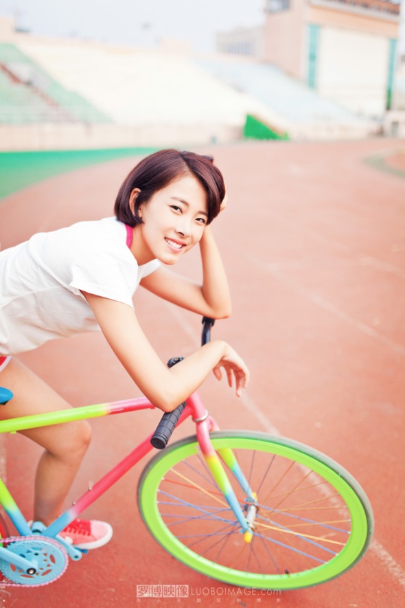 清纯美女户外运动装骑行写真照片(第11页)