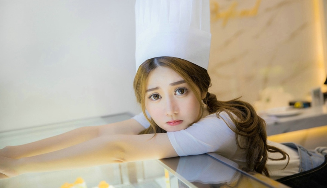 清纯美女戴厨师高帽品尝蛋糕的图片大全(第6页)