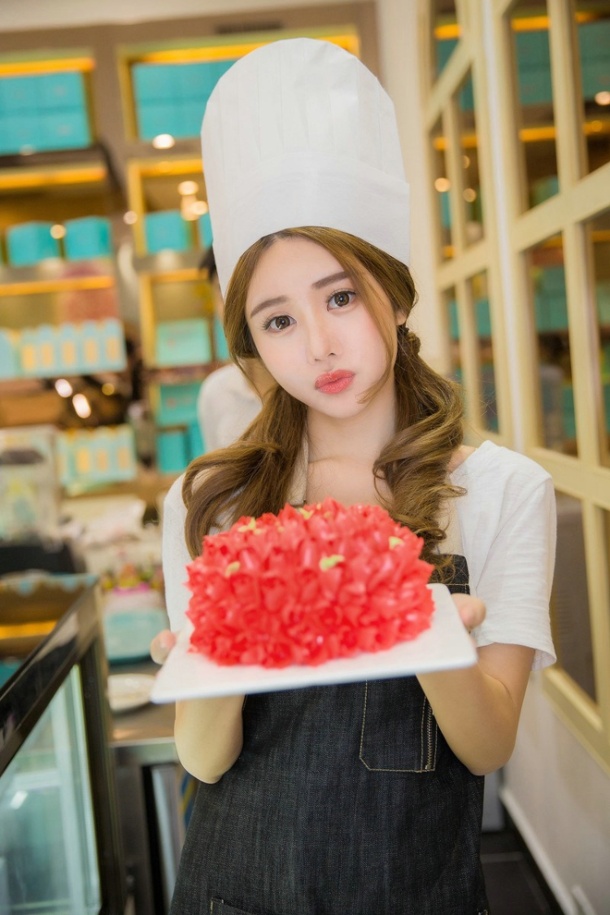 清纯美女戴厨师高帽品尝蛋糕的图片大全(第7页)