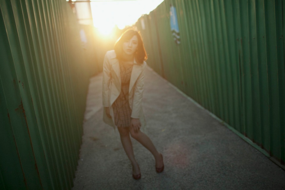 气质美女夏日花丛阳光写真照片(第21页)