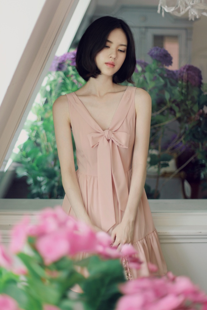 韩国极品美女Milkcocoa尹善英户外红色吊带裙写真图片(第6页)