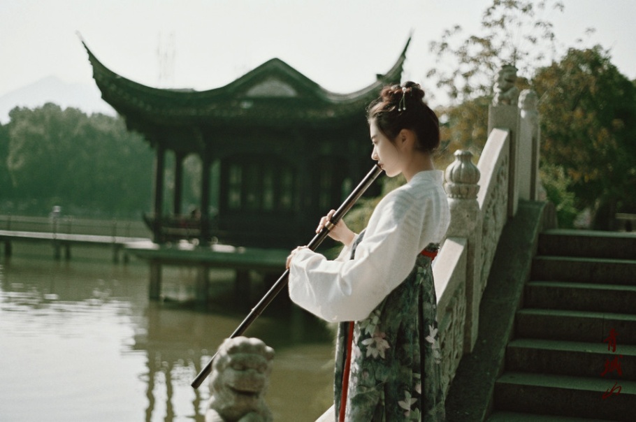 清纯美女东湖西子户外朝鲜民族服装写真(第24页)