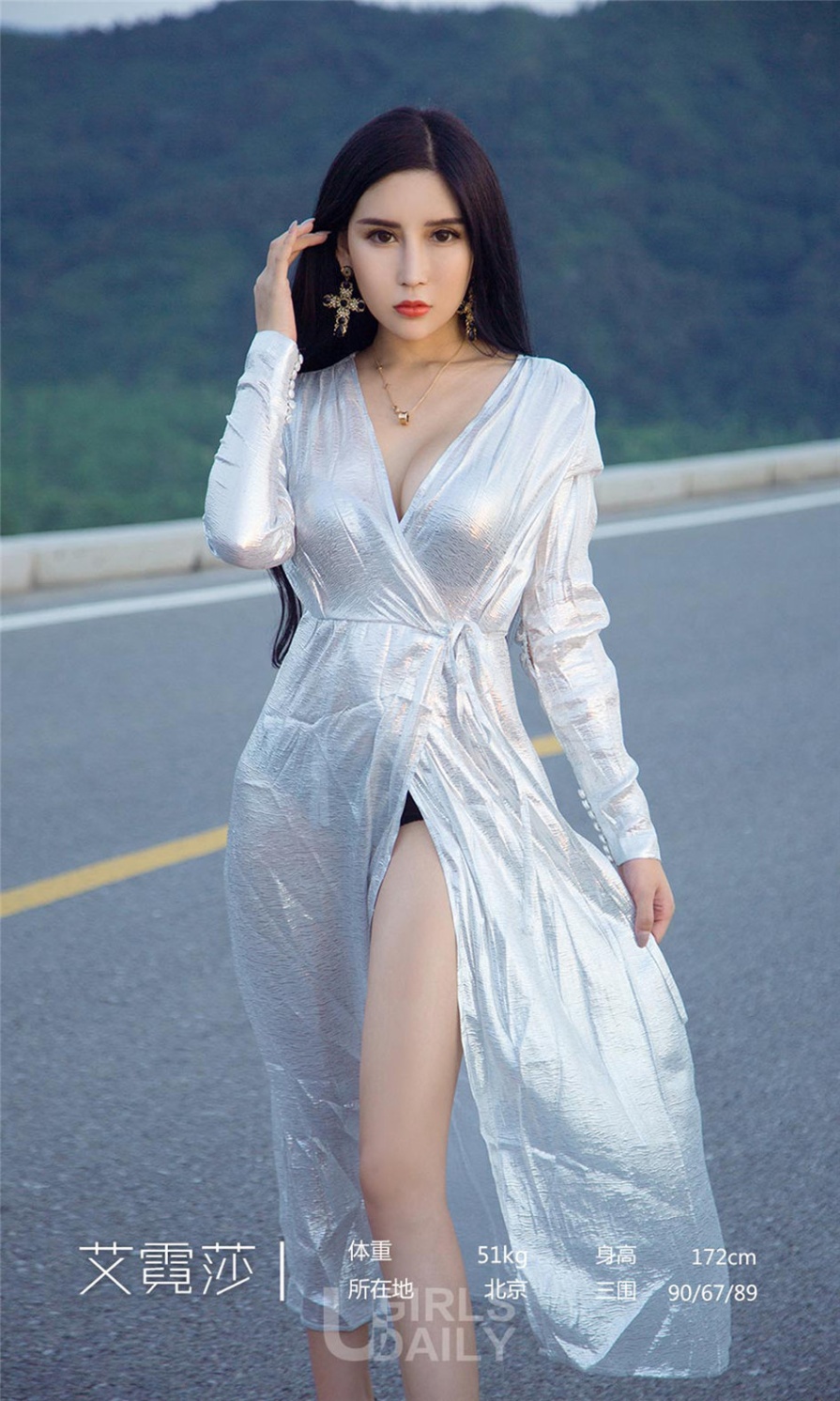 惊艳美女艾霓莎户外性感浴袍写真图片(第4页)