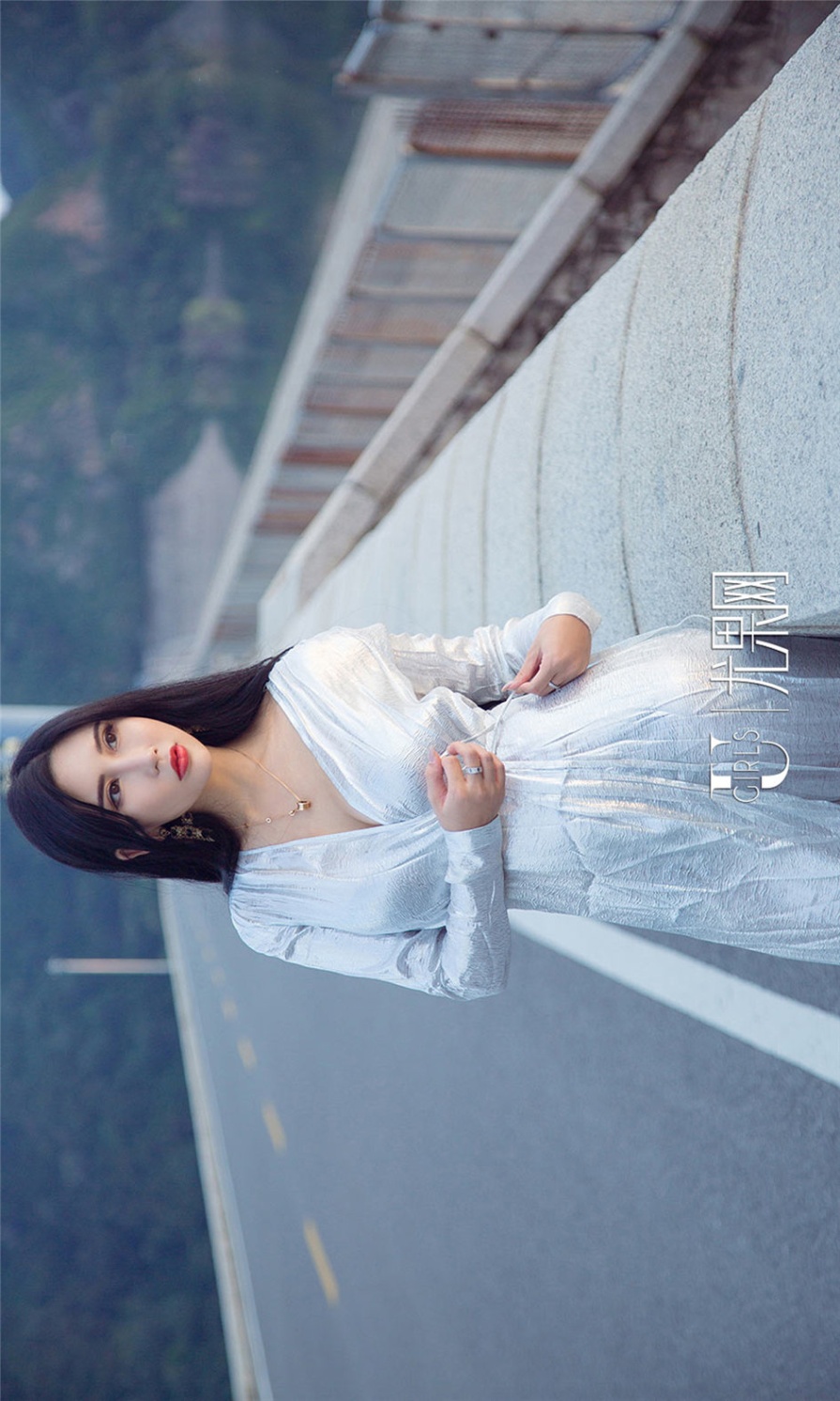 惊艳美女艾霓莎户外性感浴袍写真图片(第19页)