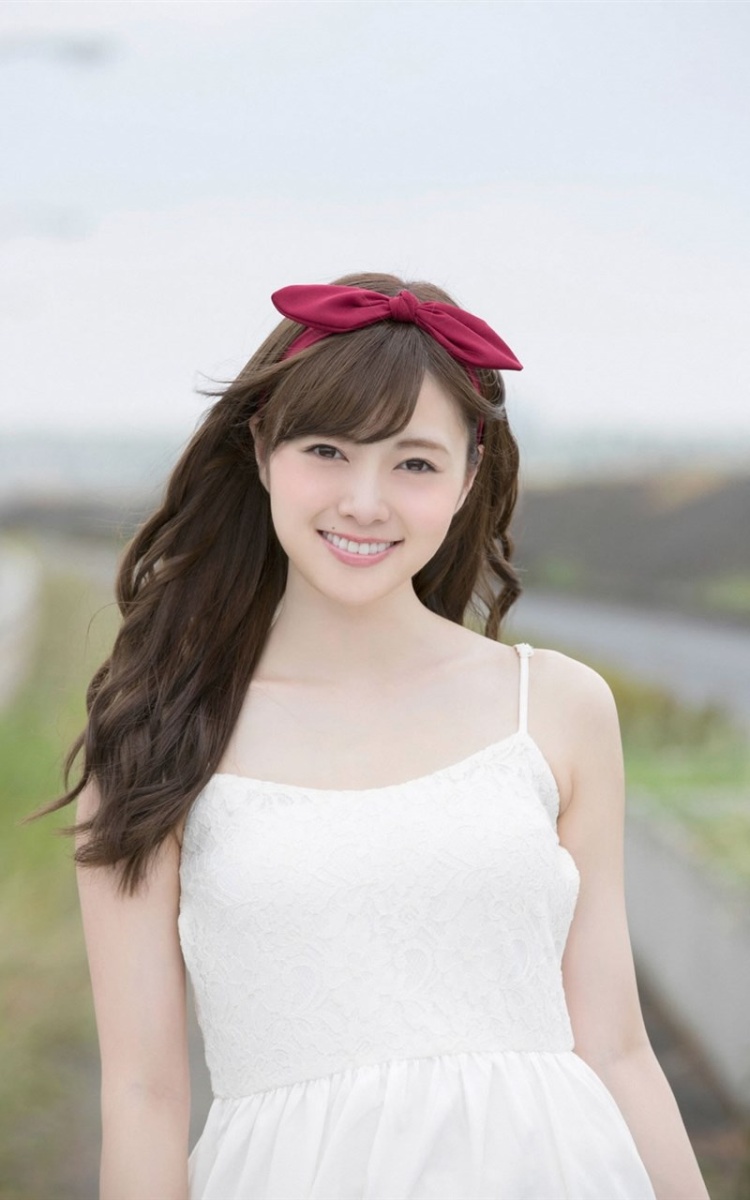 日本小清新美女白石麻衣白色吊带裙可爱写真(第2页)