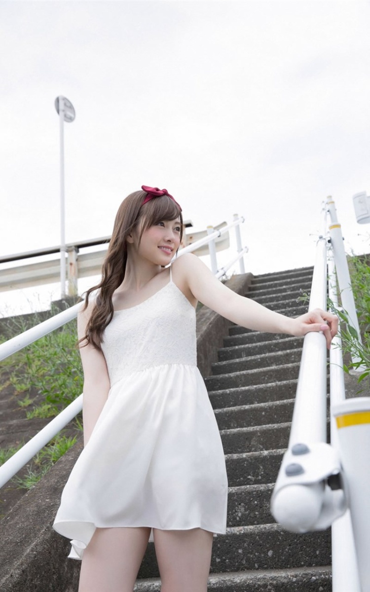 日本小清新美女白石麻衣白色吊带裙可爱写真(第3页)
