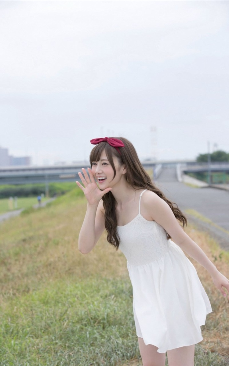 日本小清新美女白石麻衣白色吊带裙可爱写真(第4页)