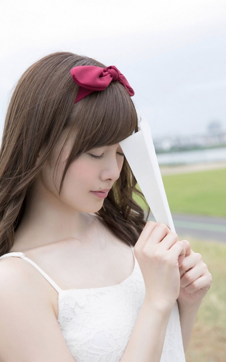 日本小清新美女白石麻衣白色吊带裙可爱写真(第5页)