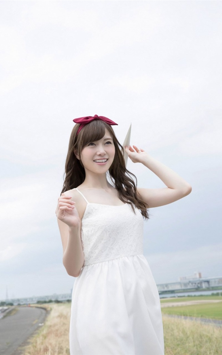 日本小清新美女白石麻衣白色吊带裙可爱写真(第6页)