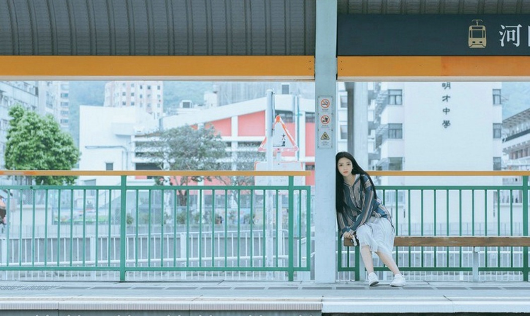 火车站台前街拍清新阳光美女图片(第2页)