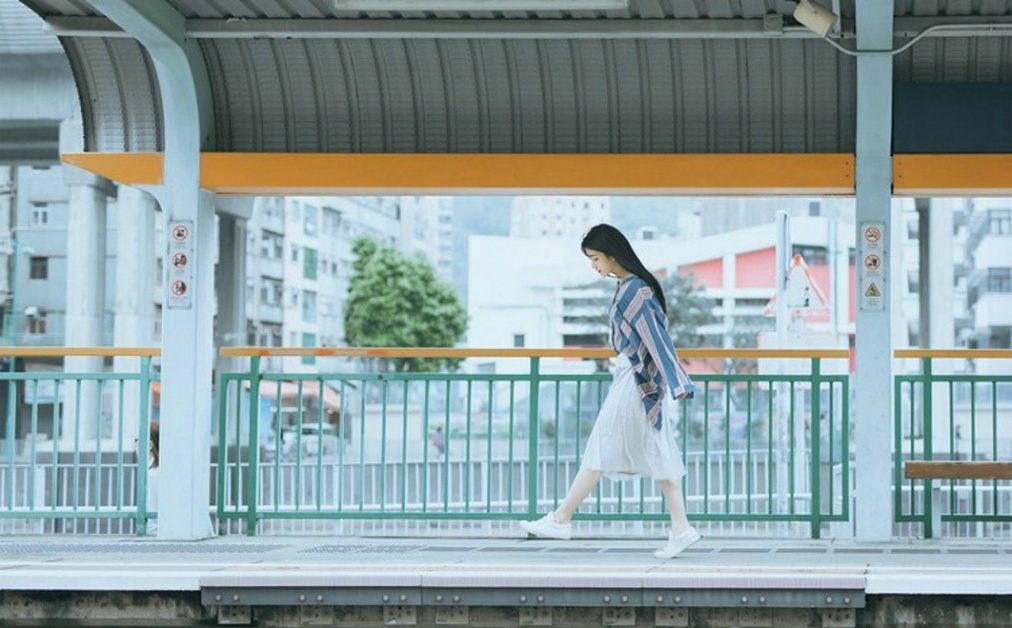 火车站台前街拍清新阳光美女图片(第3页)