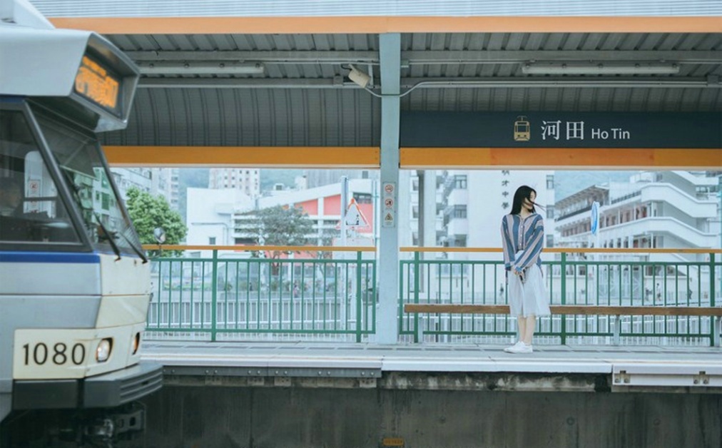火车站台前街拍清新阳光美女图片(第4页)