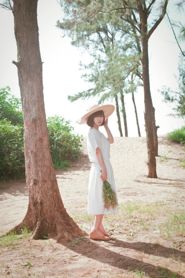 短发美女海边白色连衣裙写真图片(第6页)