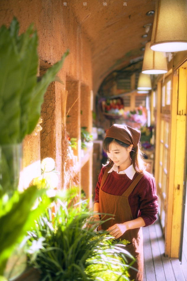 花店清纯美女手捧鲜花图片(第4页)