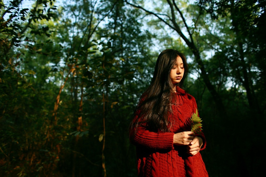 小清新美女红色毛衣野外艺术写真图片(第4页)