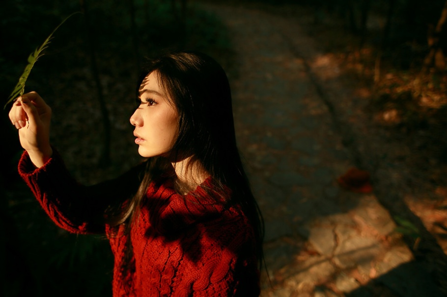 小清新美女红色毛衣野外艺术写真图片(第5页)