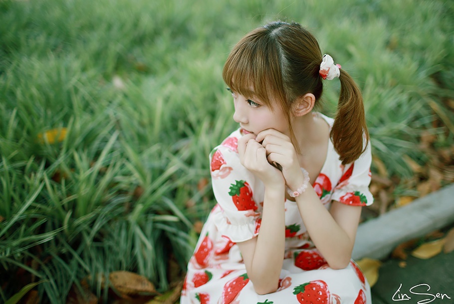 可爱小萝莉草莓图案连衣裙户外写真图片欣赏(第3页)