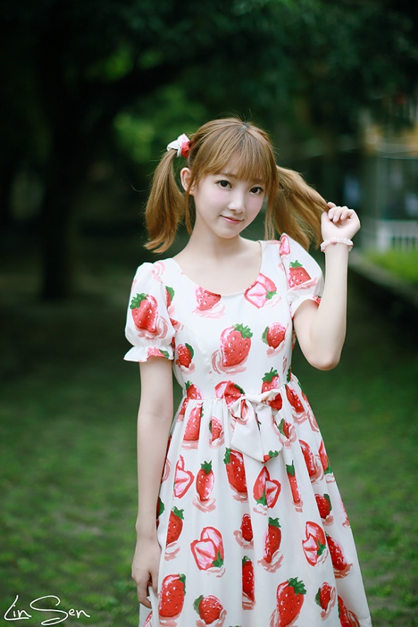 可爱小萝莉草莓图案连衣裙户外写真图片欣赏(第7页)