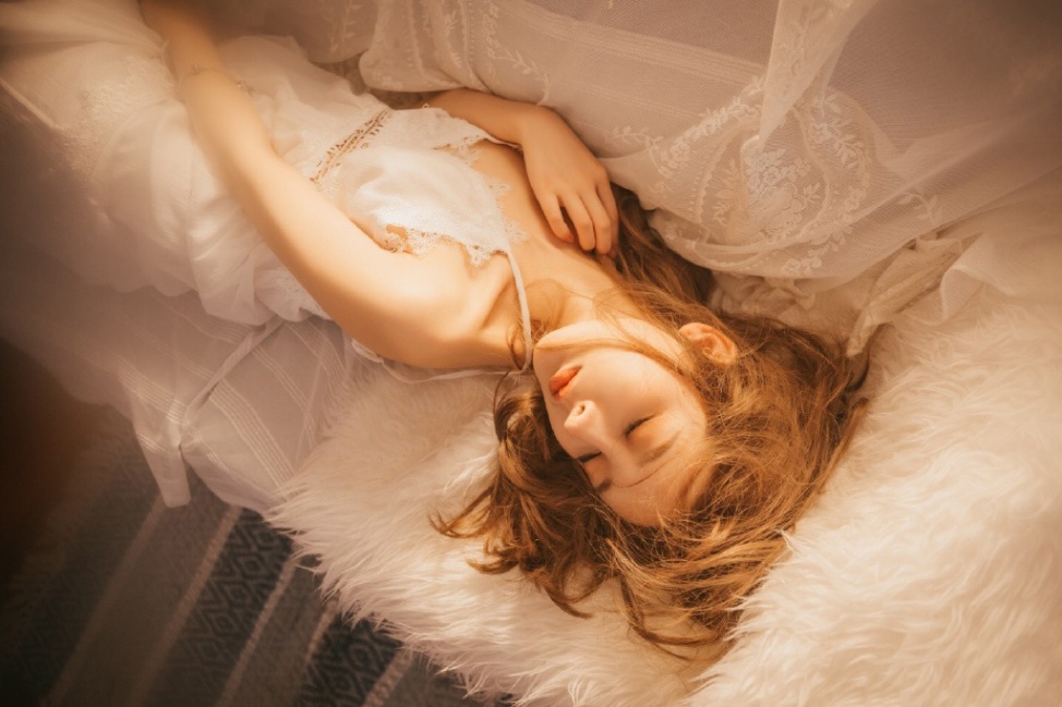 阳光美女床上白色吊带裙写真照片(第2页)