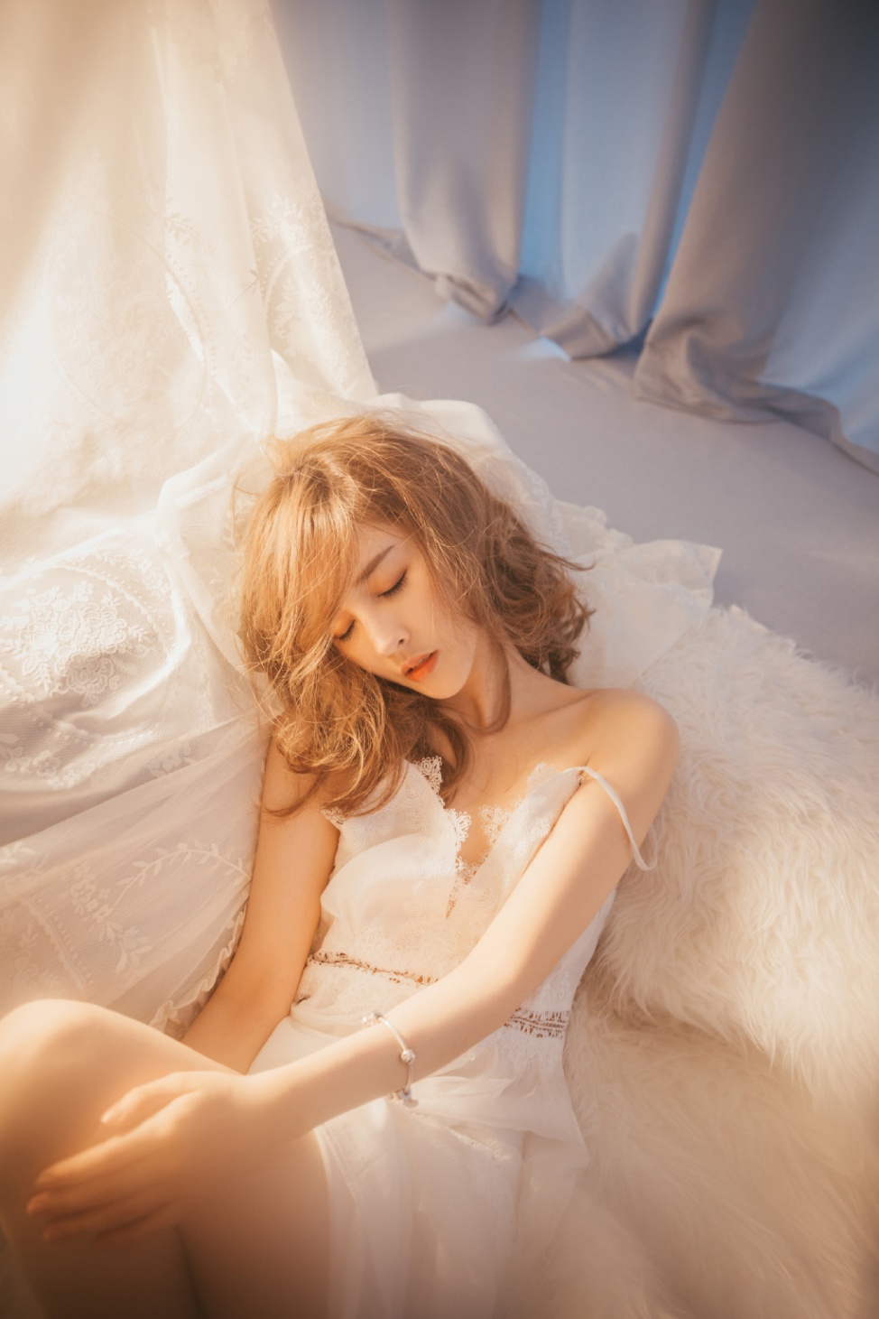 阳光美女床上白色吊带裙写真照片(第5页)