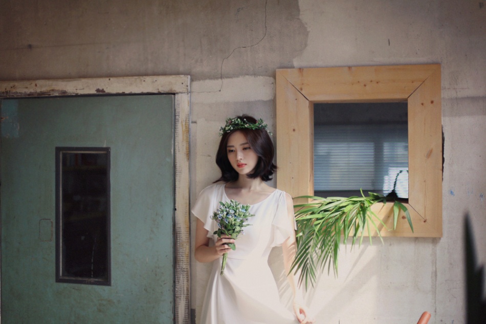 韩国美女嫩模尹善英纯白色连衣裙凉高写真图片(第4页)