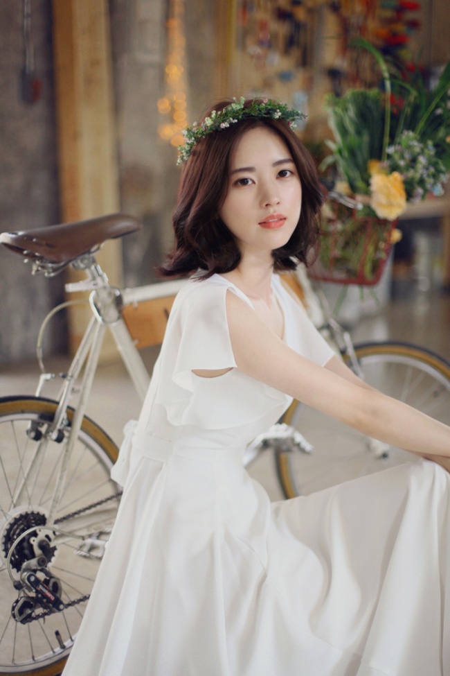 韩国美女嫩模尹善英纯白色连衣裙凉高写真图片(第28页)