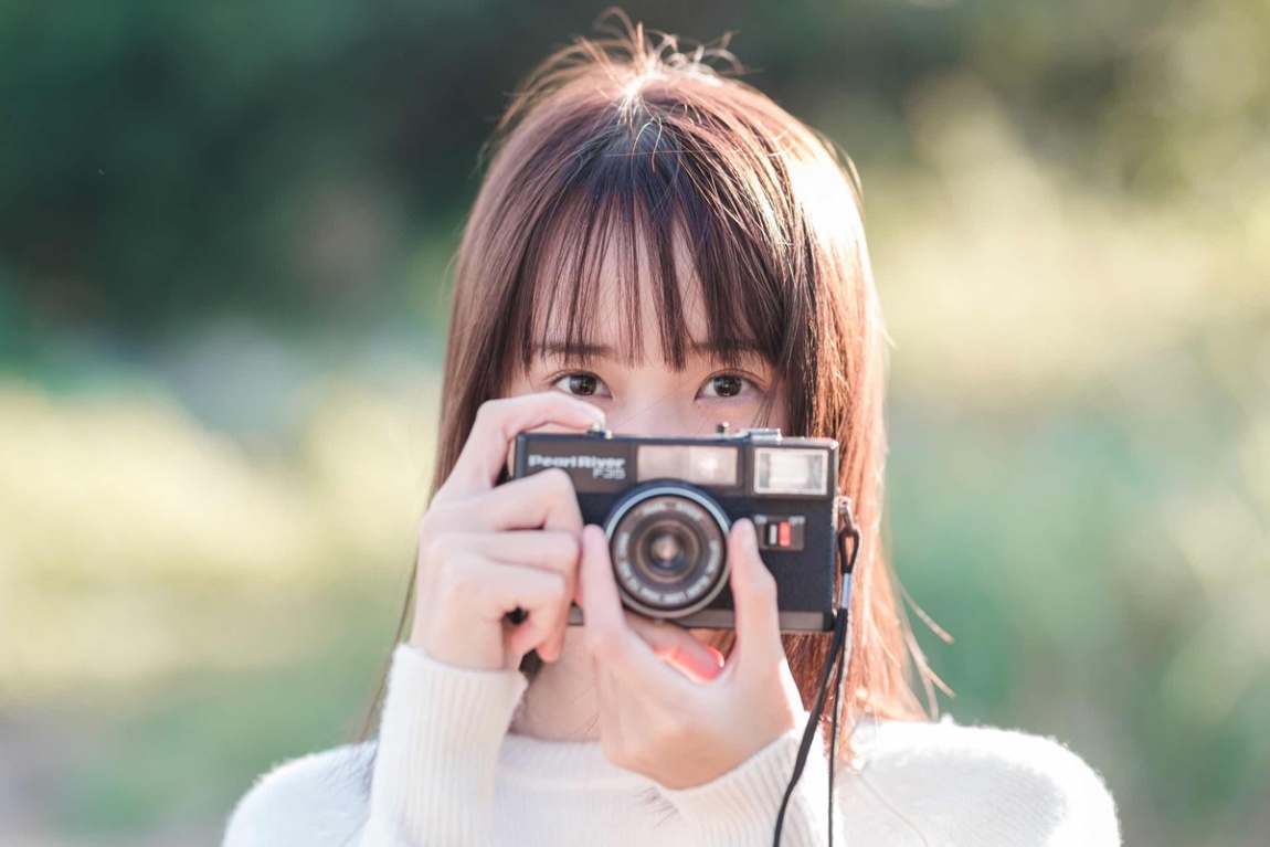 日本美少女户外拿相机写真照片(第3页)