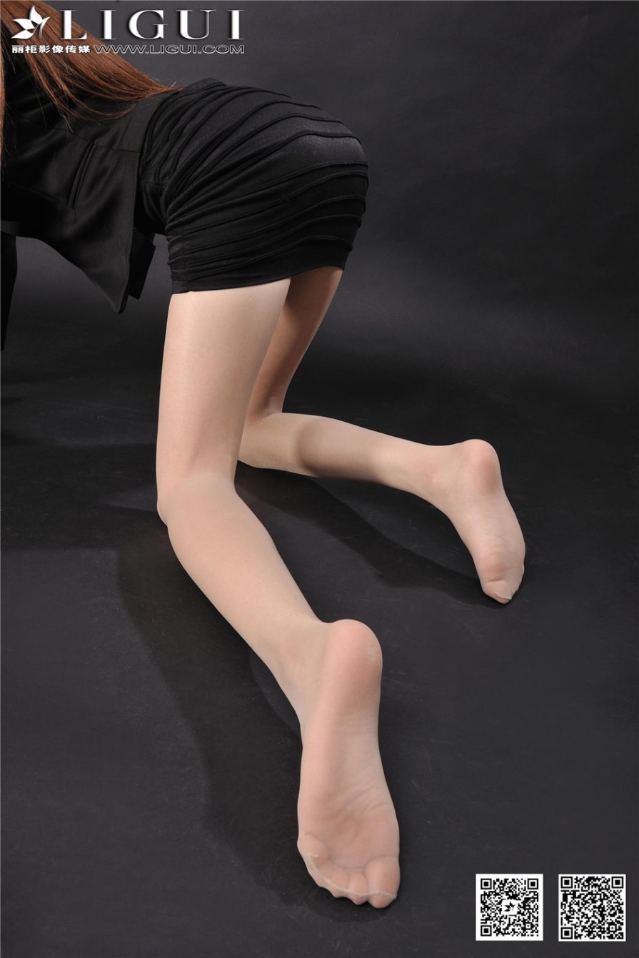 中国美女模特可馨黑色超短裙玉足诱惑图片(第5页)