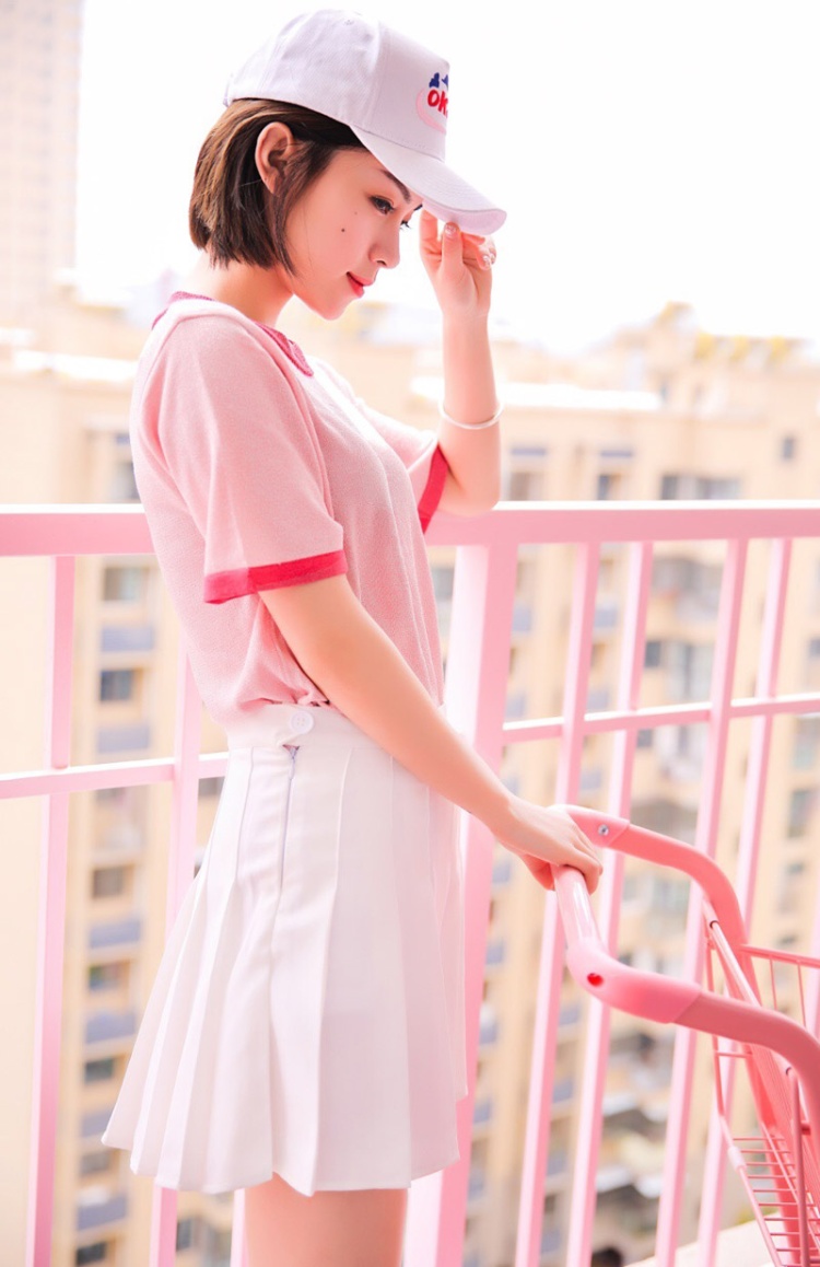 粉色运动服日本美少女居家生活照图片(第2页)