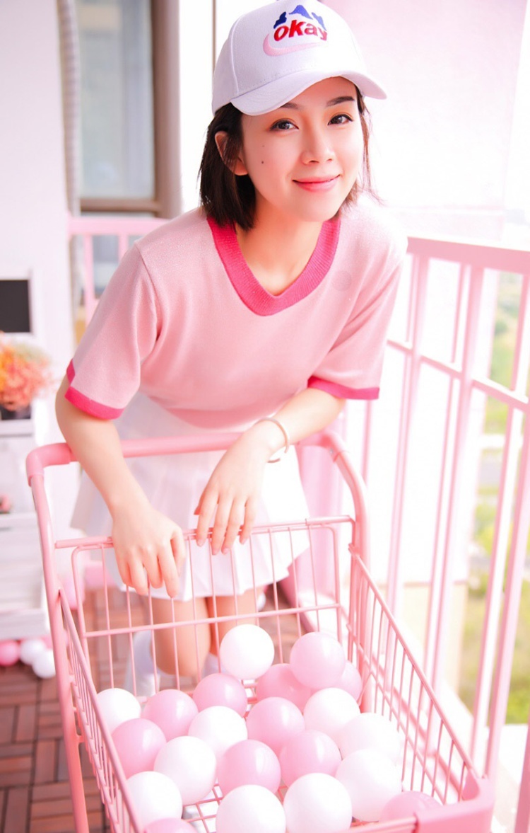 粉色运动服日本美少女居家生活照图片(第3页)