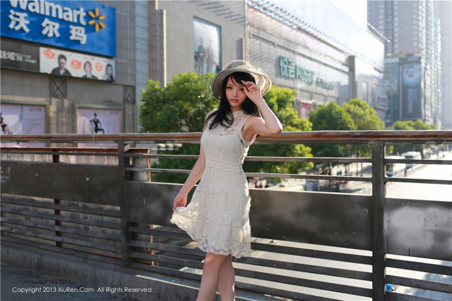 气质美女李玲低胸连衣裙街拍图片(第44页)