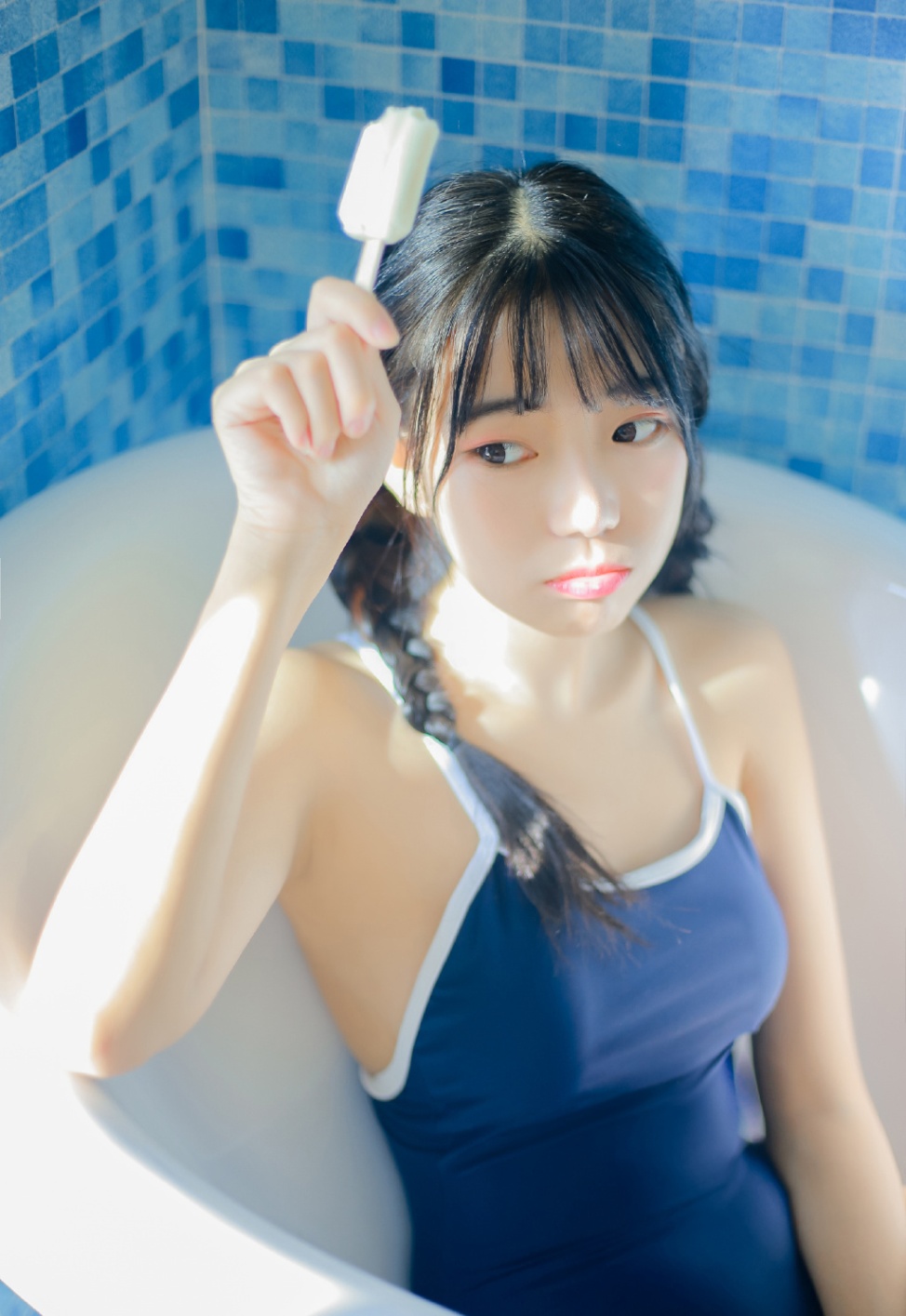 日本美少女浴室死库水泳装写真图片(第3页)