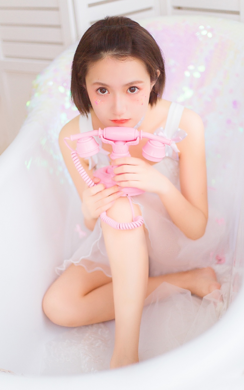 甜美少女白色吊带纱裙浴室艺术写真图片(第5页)