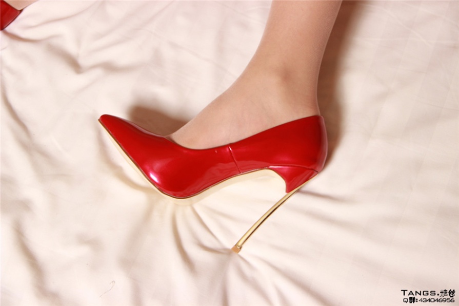 红色高跟鞋模特床上白皙美腿诱惑私拍(第4页)