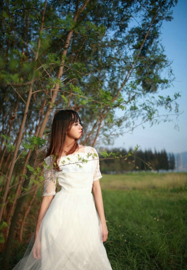 清纯美女户外白色连衣裙写真图片(第4页)
