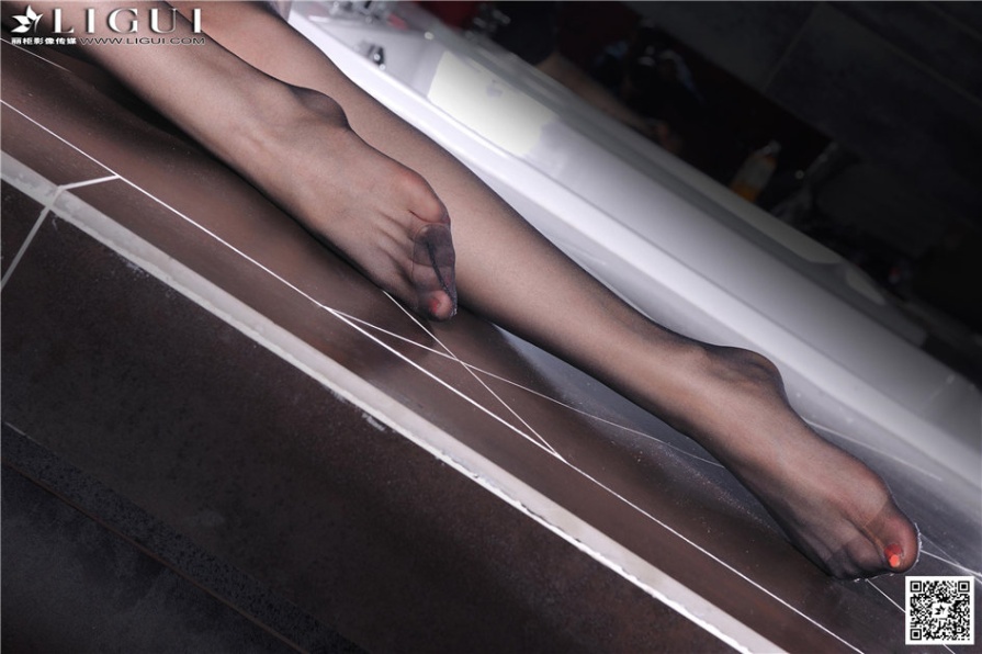 冷艳美女可馨室内黑丝玉足诱惑写真图片(第26页)