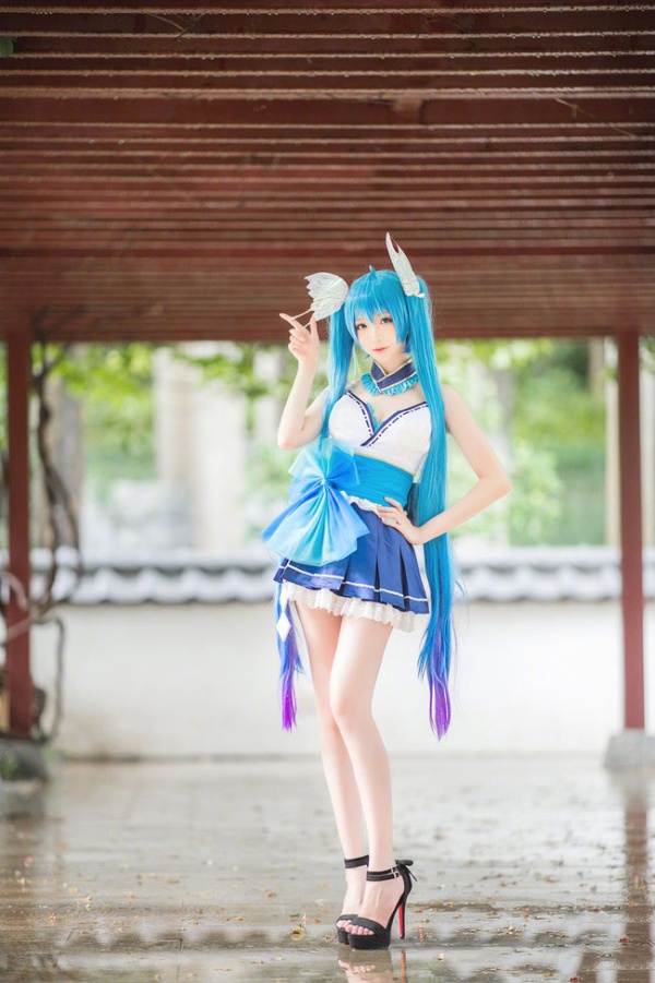 超甜美美少女cosplay初音未来白嫩乳沟诱惑写真(第6页)