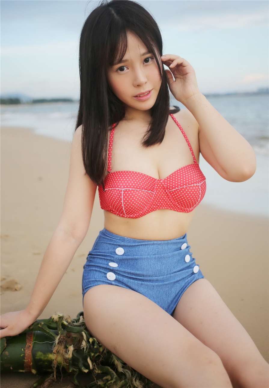 童颜美女Evelyn艾莉泳池死库水泳装写真(第14页)