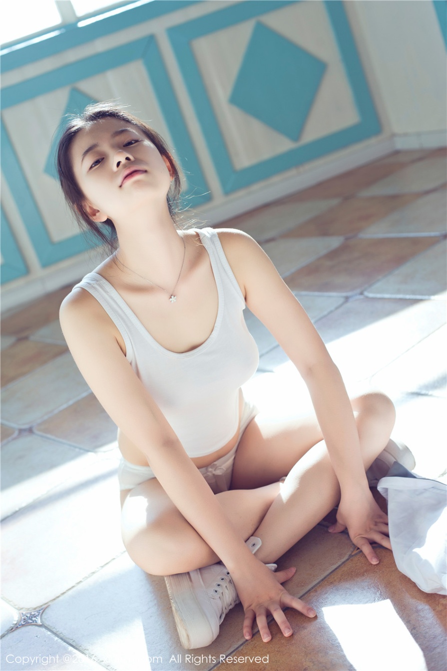 童颜巨乳美少女草莓zz室内撩衣爆乳诱惑私拍照片(第40页)