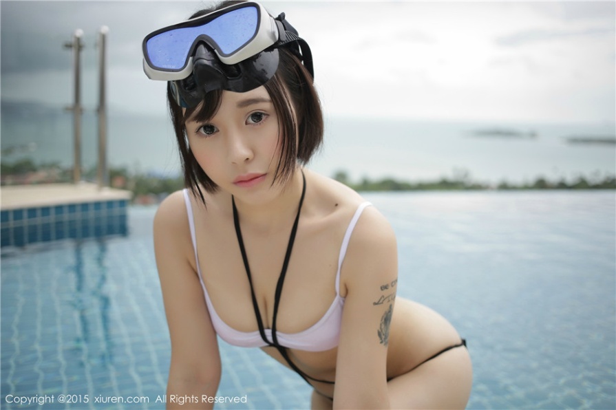 清纯美女Evelyn艾莉泳池边性感泳衣迷人乳沟诱惑写真图片(第3页)