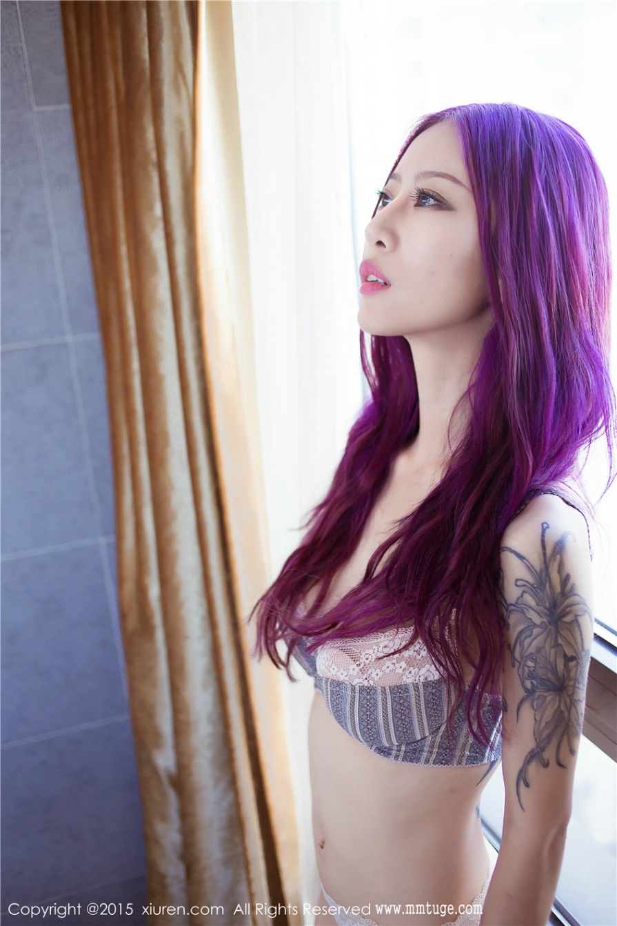 紫色长发纹身美女七月smi1e性感爆乳撩人私拍照片(第3页)