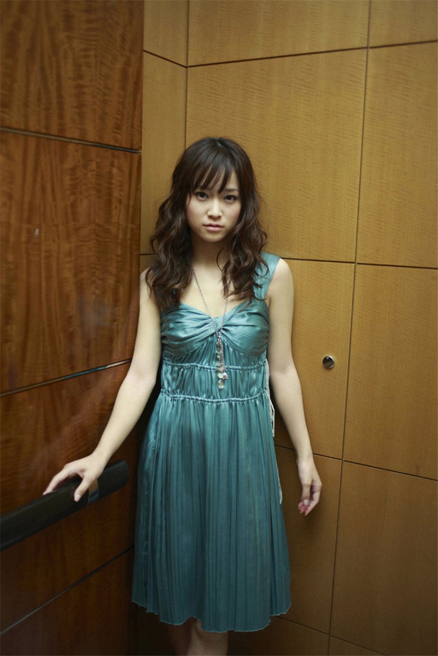 日本美女亀井絵里百变制服写真照片(第75页)