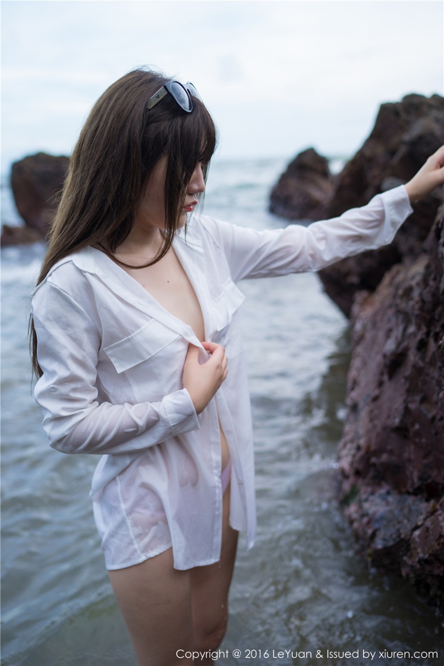 风骚美女冷不丁海边性感内衣写真图片(第21页)