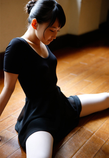 超可爱日本美少女鞘師里保雪白美腿写真图片