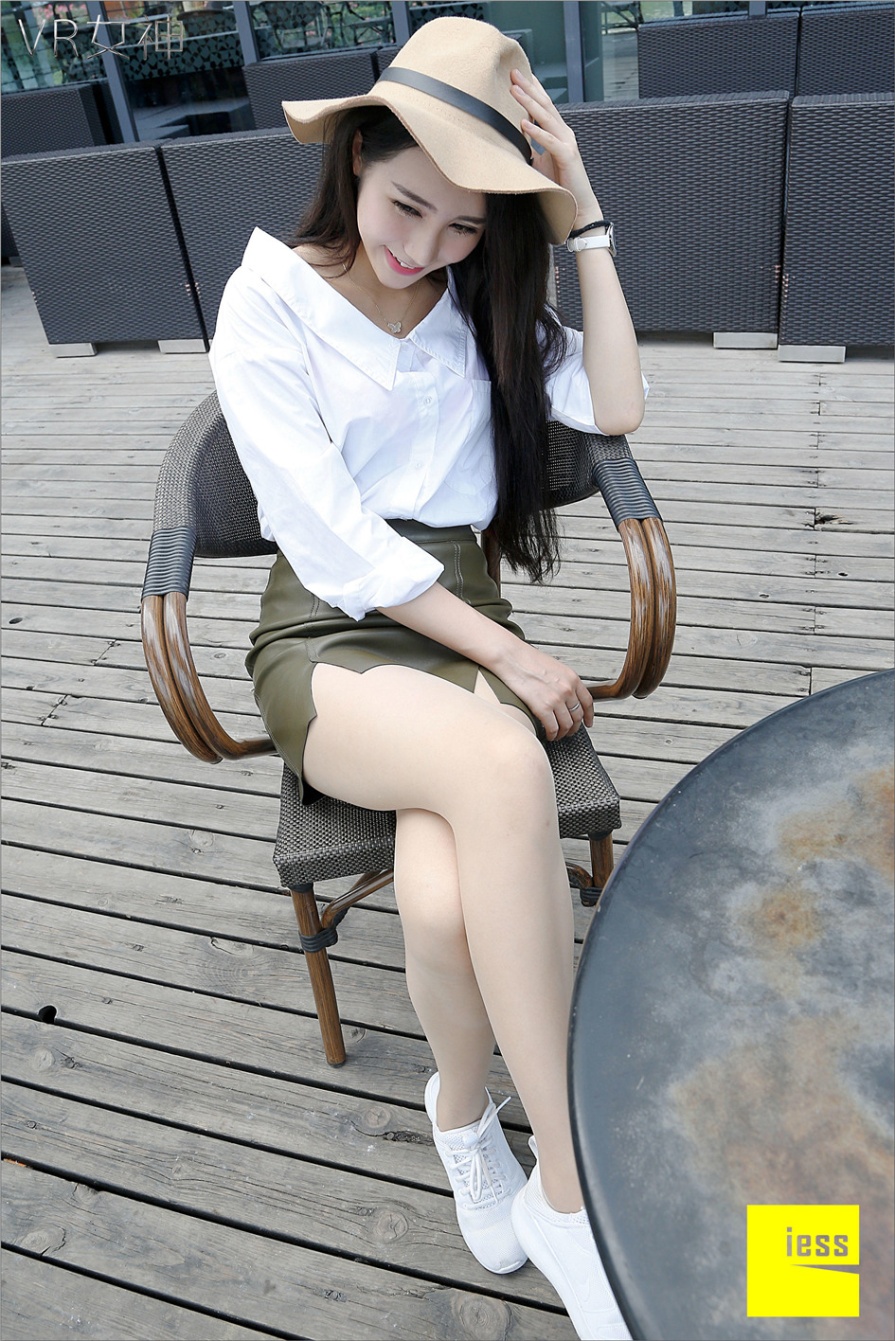 气质美女SASA白色丝袜美腿诱惑外景照片(第19页)