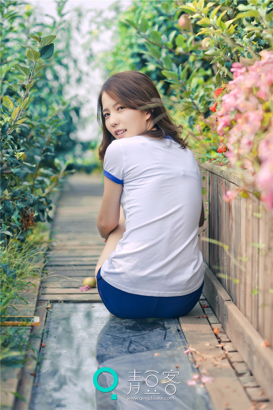 清纯美女哈拿花园内脱衣性感内衣写真(第17页)