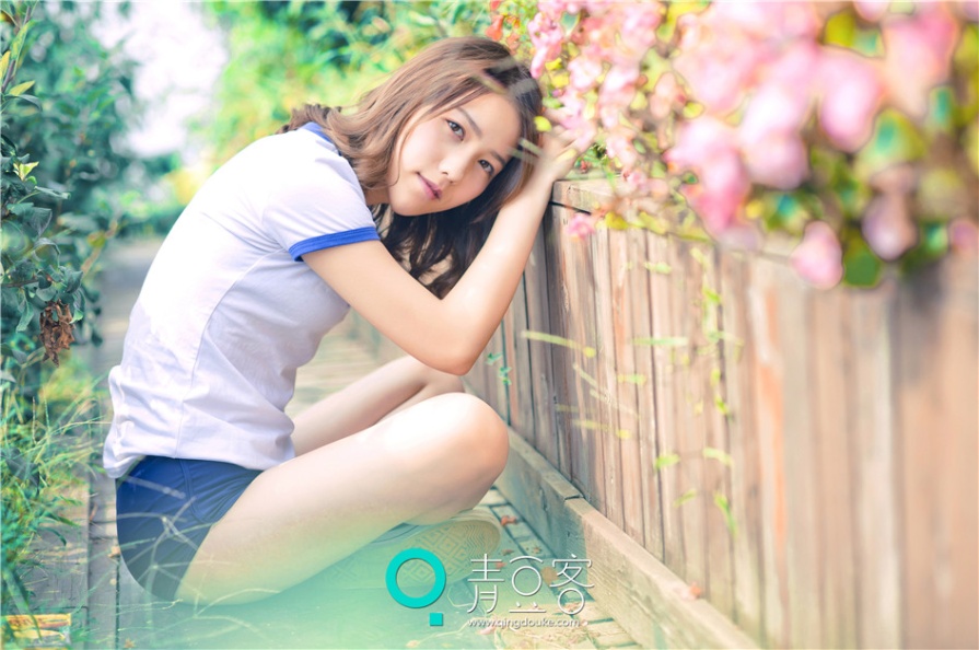 清纯美女哈拿花园内脱衣性感内衣写真(第18页)