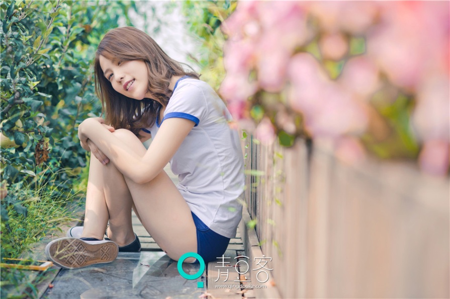 清纯美女哈拿花园内脱衣性感内衣写真(第19页)