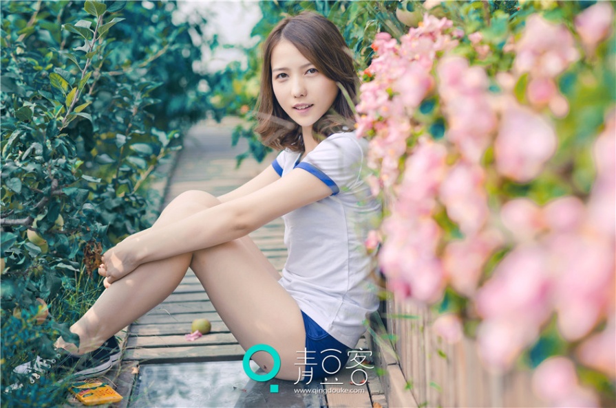 清纯美女哈拿花园内脱衣性感内衣写真(第21页)