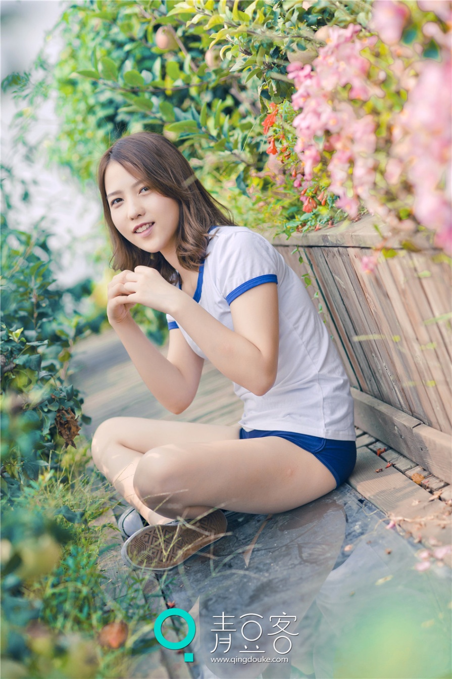 清纯美女哈拿花园内脱衣性感内衣写真(第23页)